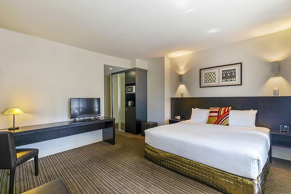 Causeway 353 Hotel Room Type - Premier King Room
