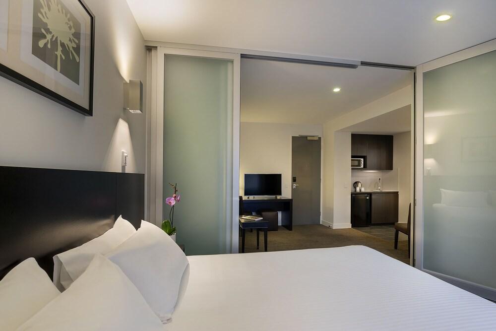 Causeway 353 Hotel Room Type - Deluxe King Suite Causeway 353 Hotel Room Type - Deluxe King Suite