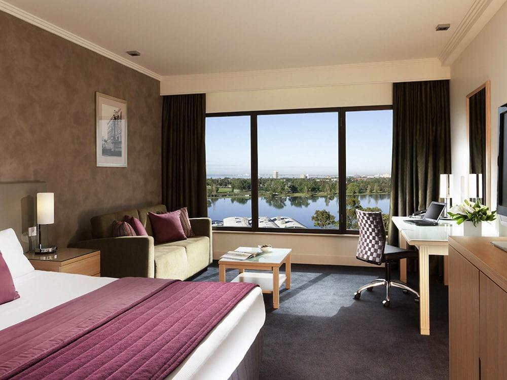Mercure Melbourne Albert Park Room Type - Privilege Room 1 King Bed Lake View