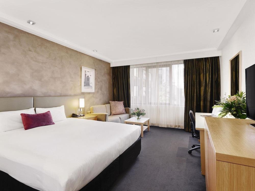 Mercure Melbourne Albert Park Room Type - Premium Room with 1 King Bed