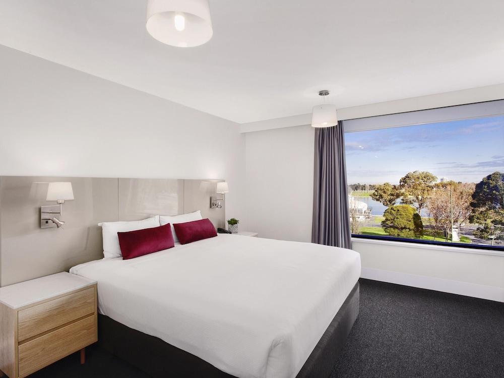 Mercure Melbourne Albert Park Room Type - Superior Room 1 King Bed Lake View