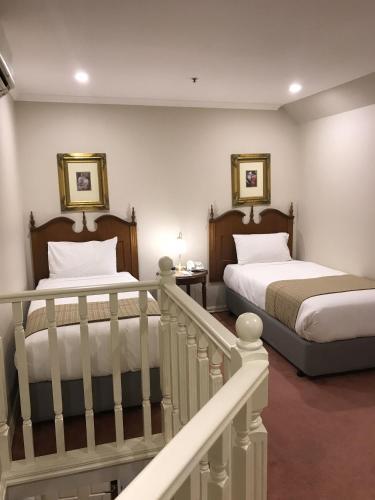 Canterbury International Hotel - Tap to explore photos