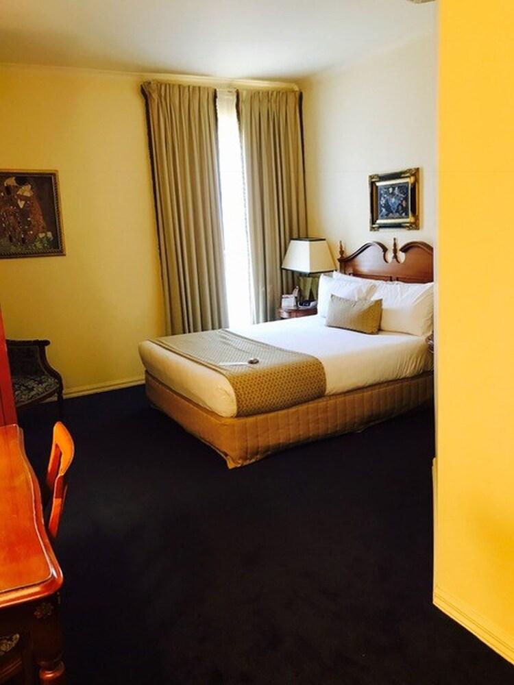 Canterbury International Hotel Room Type - Executive Room, 1 Queen Bed