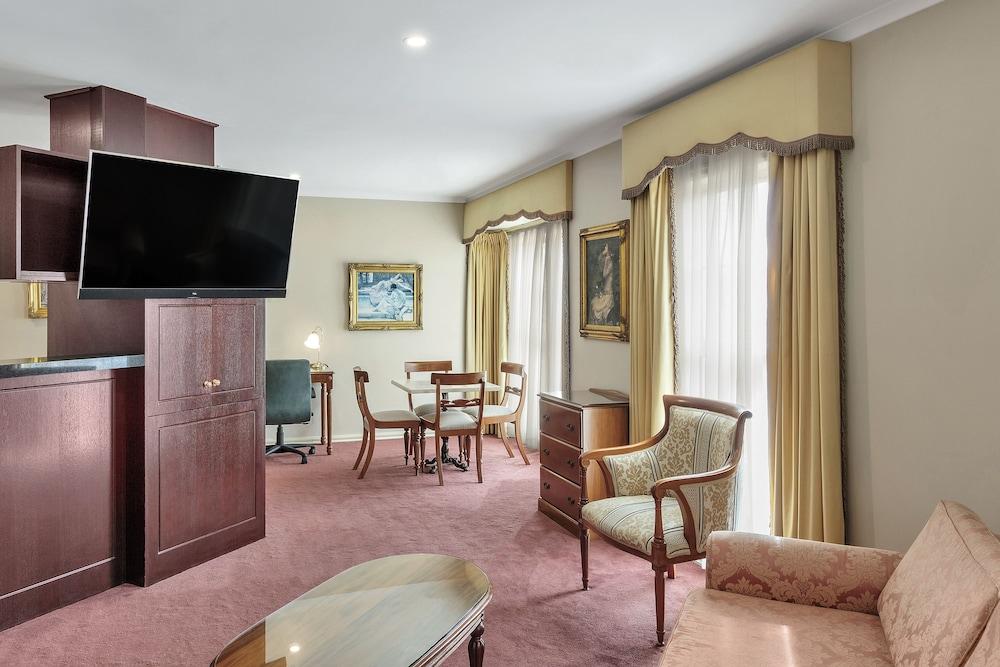Canterbury International Hotel - Tap to explore photos