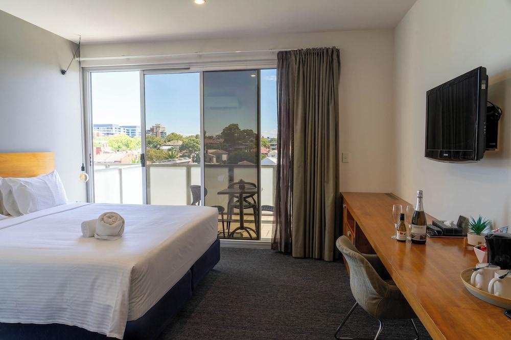 Cosmopolitan Hotel and Apartments Room Type - Deluxe King Room with Balcony