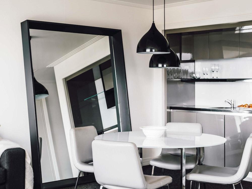 The Como Melbourne by Accor Room Type - Junior Suite, 1 King Bed, Jetted Tub (Private Office) The Como Melbourne by Accor Room Type - Junior Suite, 1 King Bed, Jetted Tub (Private Office)