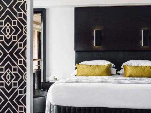 The Como Melbourne by Accor Room Type - Gold Penthouse with One King Bed and Balcony The Como Melbourne by Accor Room Type - Gold Penthouse with One King Bed and Balcony