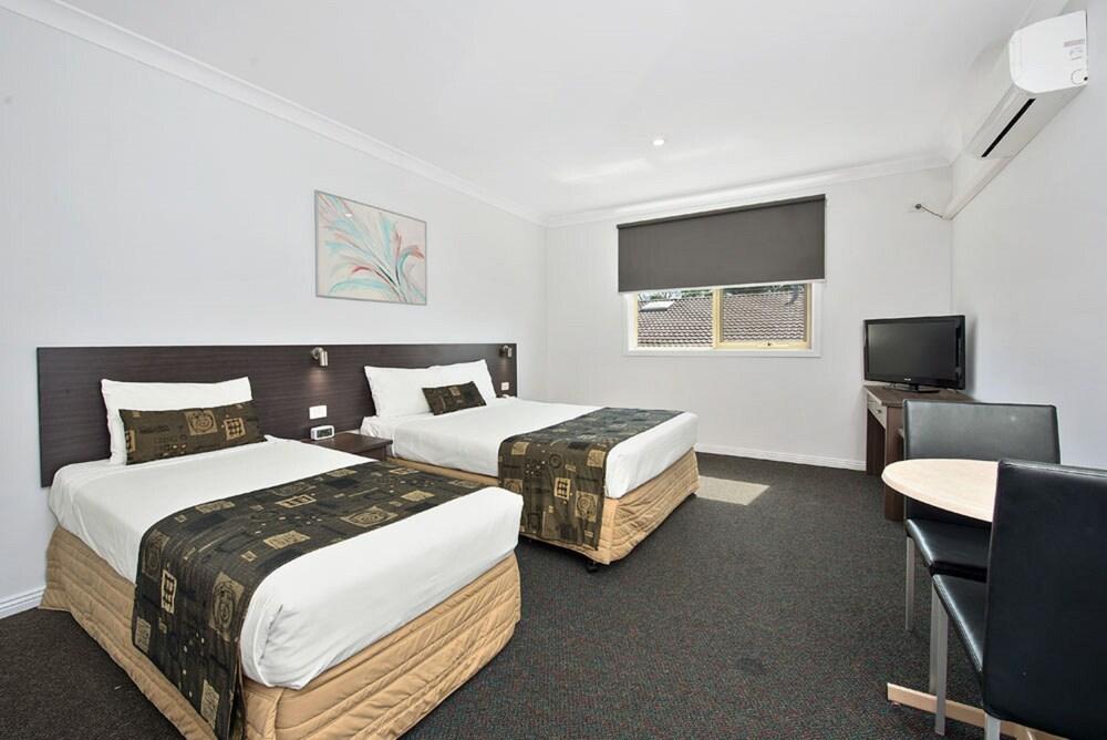 Comfort Hotel Dandenong Room Type - Standard Room (Queen and Single)