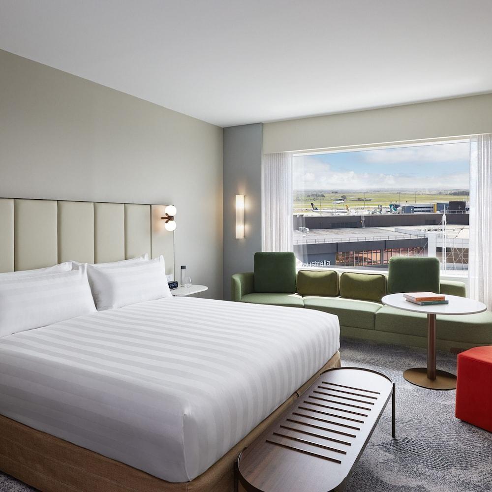 PARKROYAL Melbourne Airport Room Type - Superior King Room - Runway View