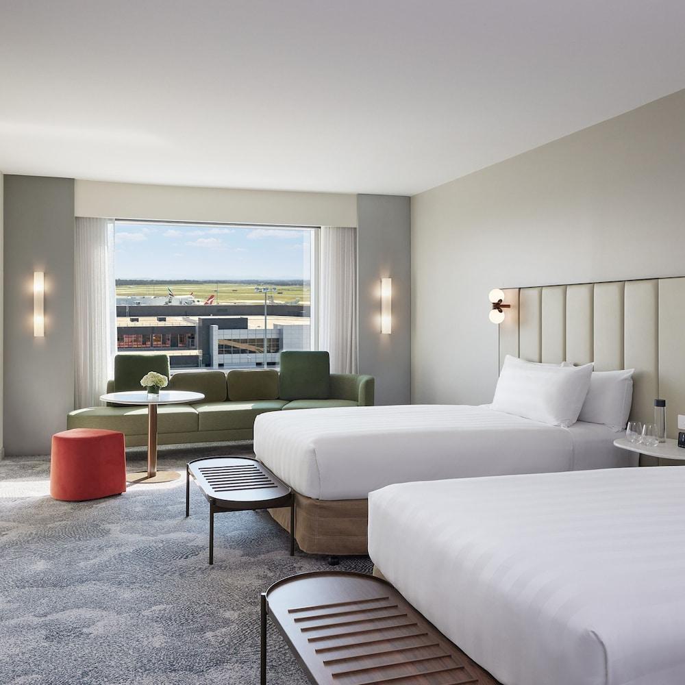 PARKROYAL Melbourne Airport Room Type - Superior Twin Room - Runway View