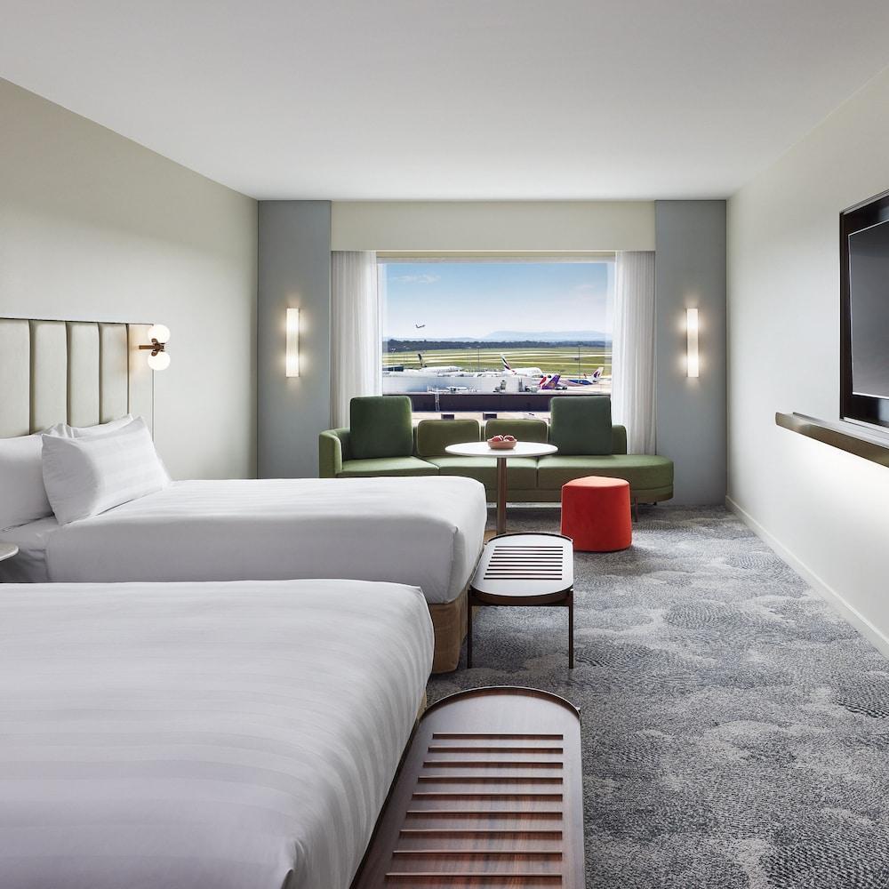 PARKROYAL Melbourne Airport Room Type - Deluxe Twin Room - Runway View
