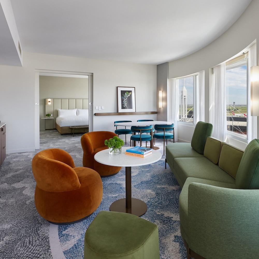 PARKROYAL Melbourne Airport Room Type - Spa Suite - Runway View