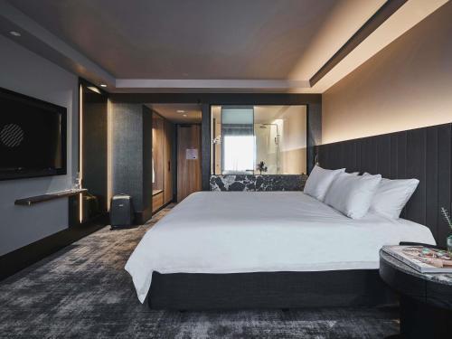 Pullman Melbourne on the Park Room Type - Deluxe Executive King Room with Lounge Access - High Floor Pullman Melbourne on the Park Room Type - Deluxe Executive King Room with Lounge Access - High Floor