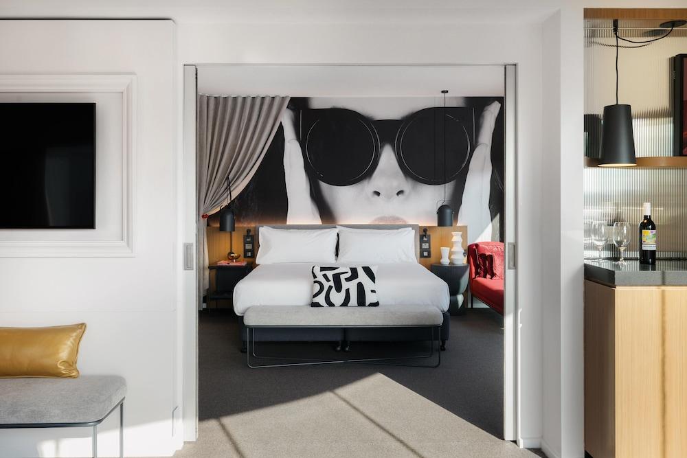 Hotel Indigo Melbourne on Flinders by IHG Room Type - Premium Room, 1 King Bed