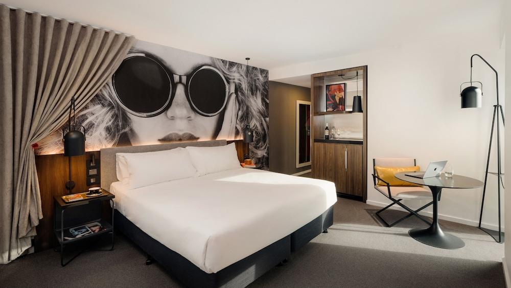 Hotel Indigo Melbourne on Flinders by IHG Room Type - Premium Room, 1 King Bed, City View, Corner
