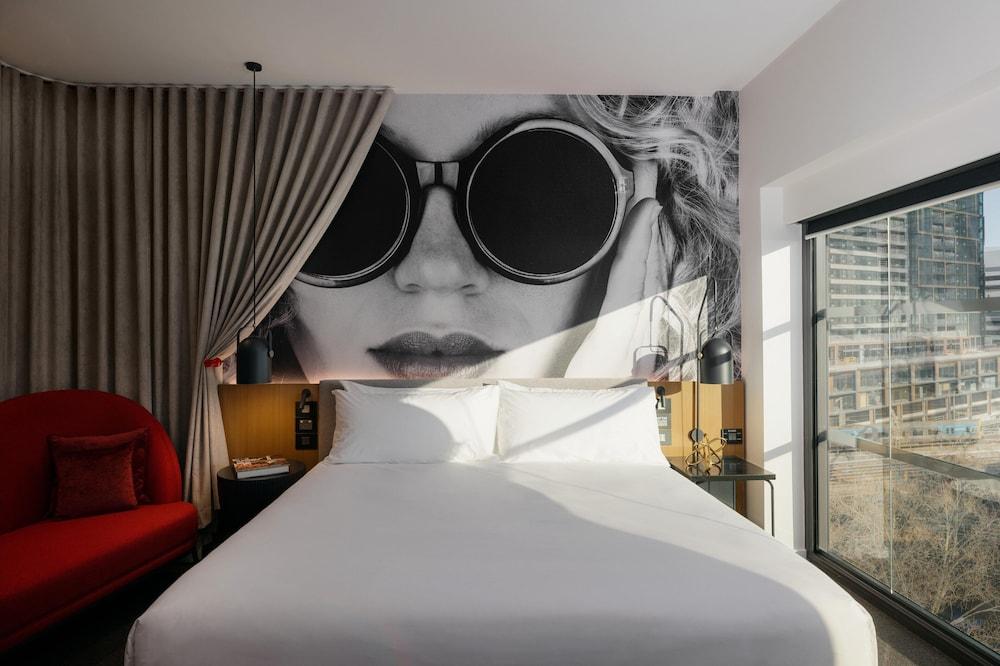 Hotel Indigo Melbourne on Flinders by IHG Room Type - Standard Room, 1 King Bed, Accessible, City View Hotel Indigo Melbourne on Flinders by IHG Room Type - Standard Room, 1 King Bed, Accessible, City View