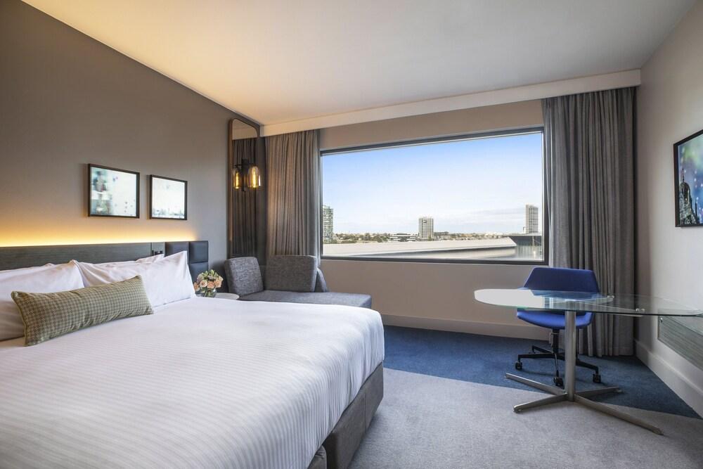 Crowne Plaza Melbourne Room Type - 1 King Standard River View