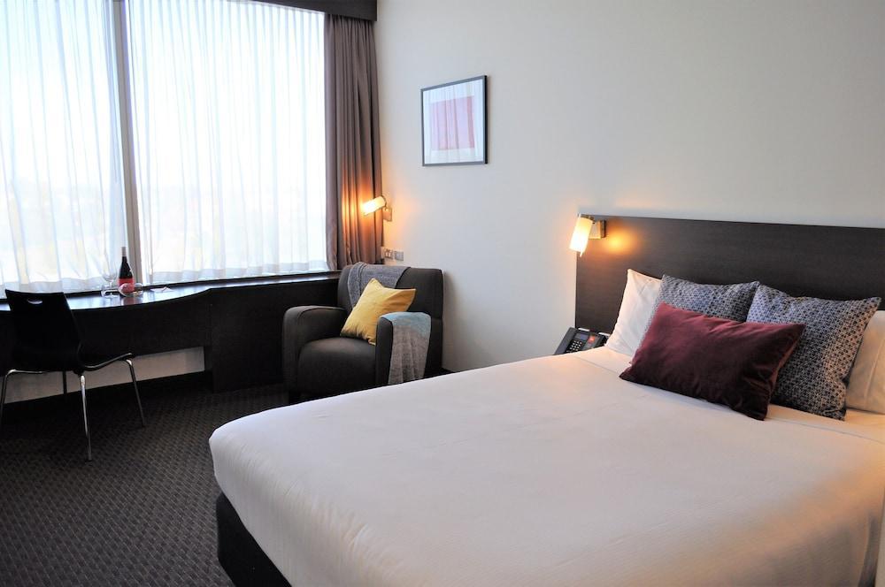ibis Melbourne Glen Waverley Room Type - Standard Room, 1 Queen Bed, Accessible ibis Melbourne Glen Waverley Room Type - Standard Room, 1 Queen Bed, Accessible