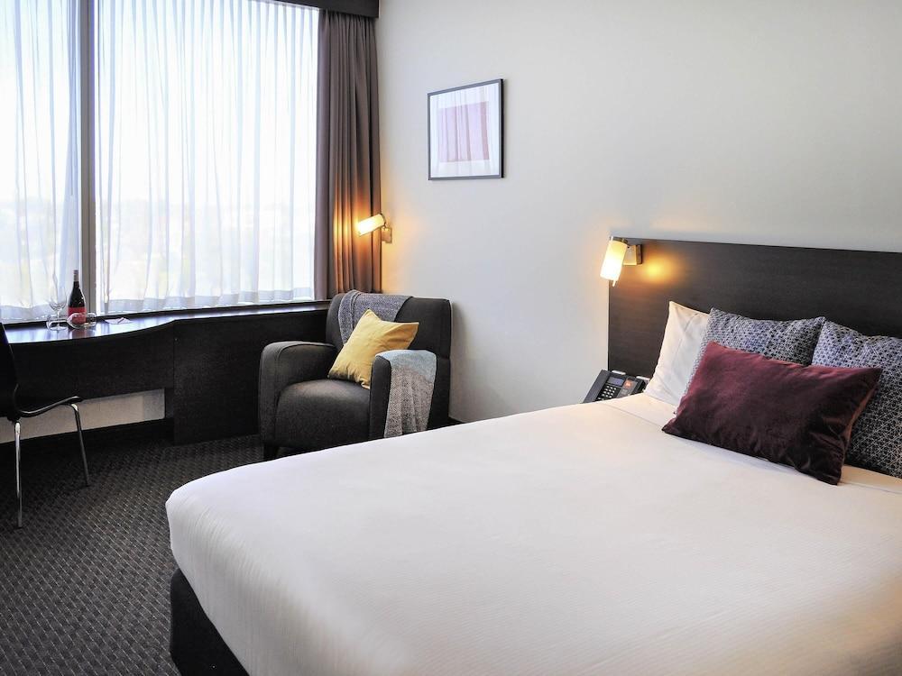 ibis Melbourne Glen Waverley Room Type - Standard Room, 1 Queen Bed, Accessible ibis Melbourne Glen Waverley Room Type - Standard Room, 1 Queen Bed, Accessible