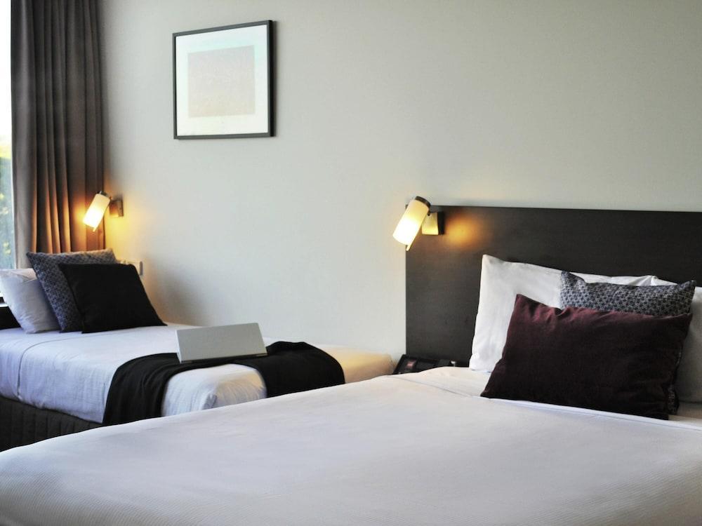 ibis Melbourne Glen Waverley Room Type - Superior Room, Multiple Beds (1 Queen and 1 Single Bed) ibis Melbourne Glen Waverley Room Type - Superior Room, Multiple Beds (1 Queen and 1 Single Bed)
