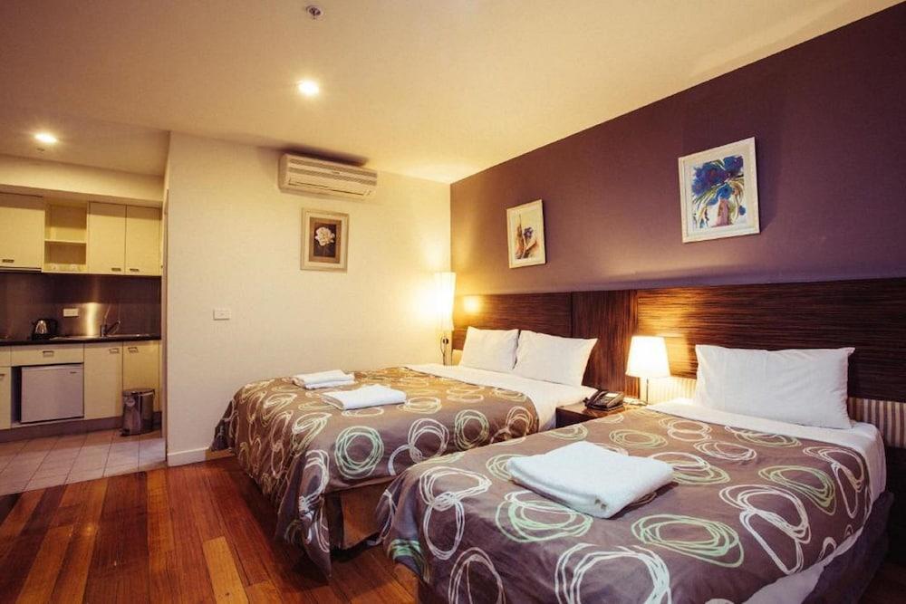 YTI Garden Hotel Room Type - Deluxe Studio Apartment (1 Queen, 1 Single)