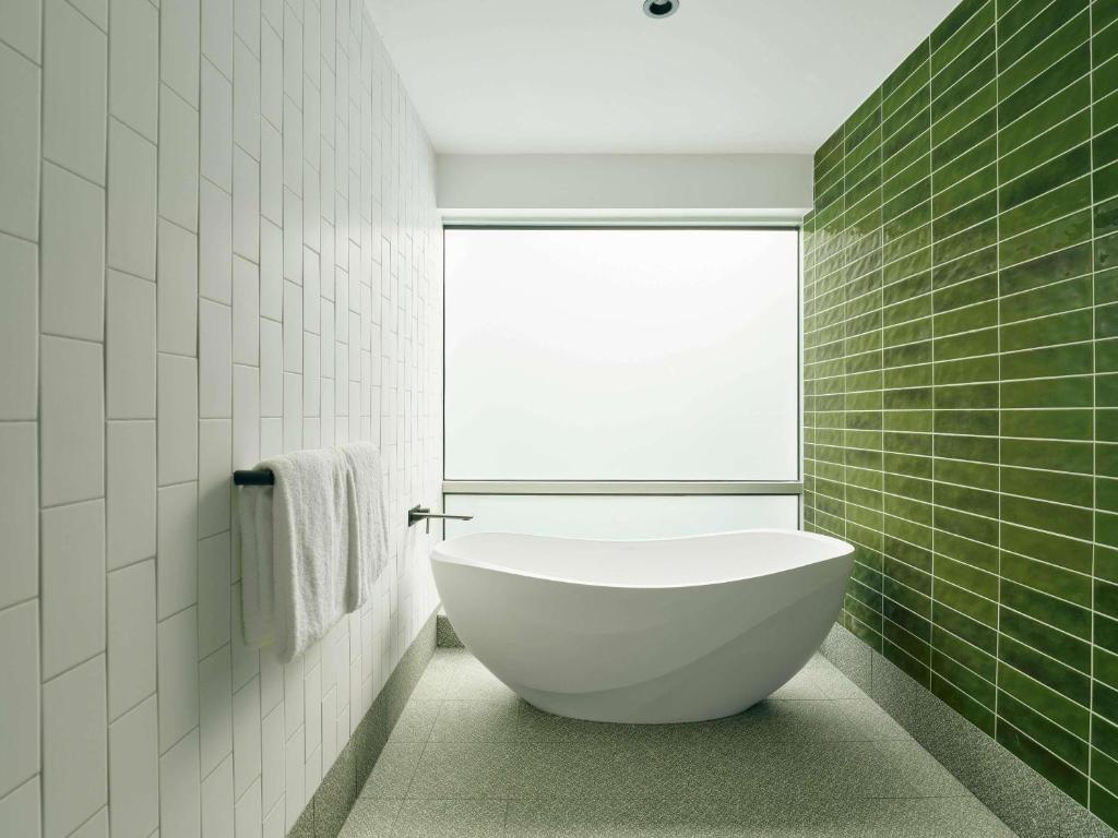 Novotel St Kilda - Tap to explore photos