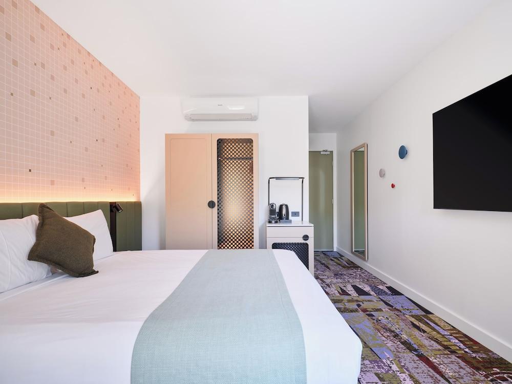 Novotel St Kilda Room Type - Standard Room (1 King Bed)