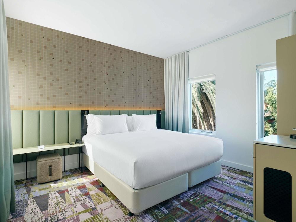Novotel St Kilda - Tap to explore photos