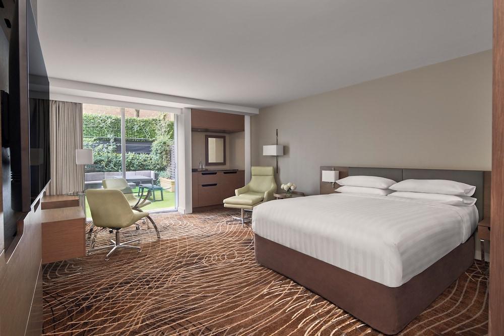 Melbourne Marriott Hotel Room Type - Premier Room, 1 Queen Bed, Courtyard View