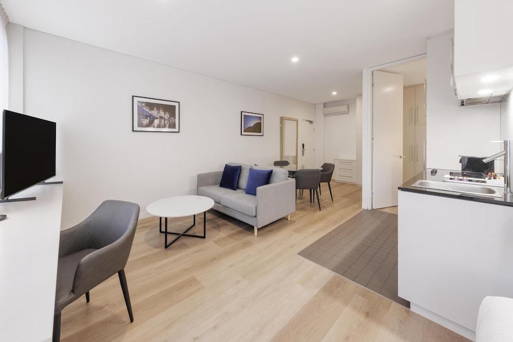 Oaks Melbourne on Collins Suites Room Type - Studio Rooftop Apartment