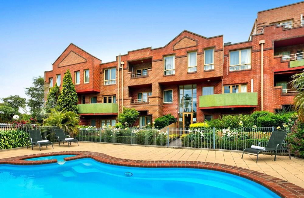 Comfort Apartments Royal Gardens - Tap to explore photos