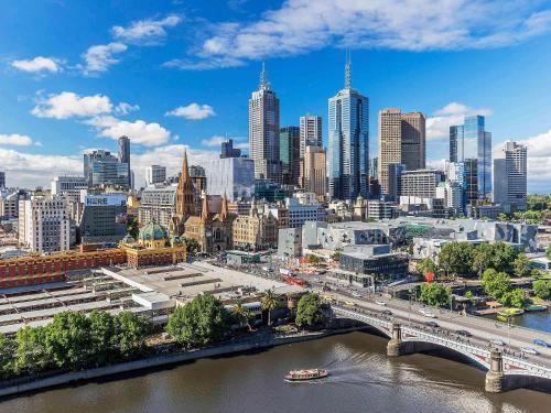 Quay West Suites Melbourne - Tap to explore photos