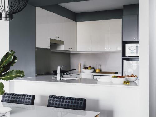 Quay West Suites Melbourne Room Type - Two-Bedroom Two-Bathroom Deluxe Suite with Balcony and River View - Floors 10-15 Quay West Suites Melbourne Room Type - Two-Bedroom Two-Bathroom Deluxe Suite with Balcony and River View - Floors 10-15