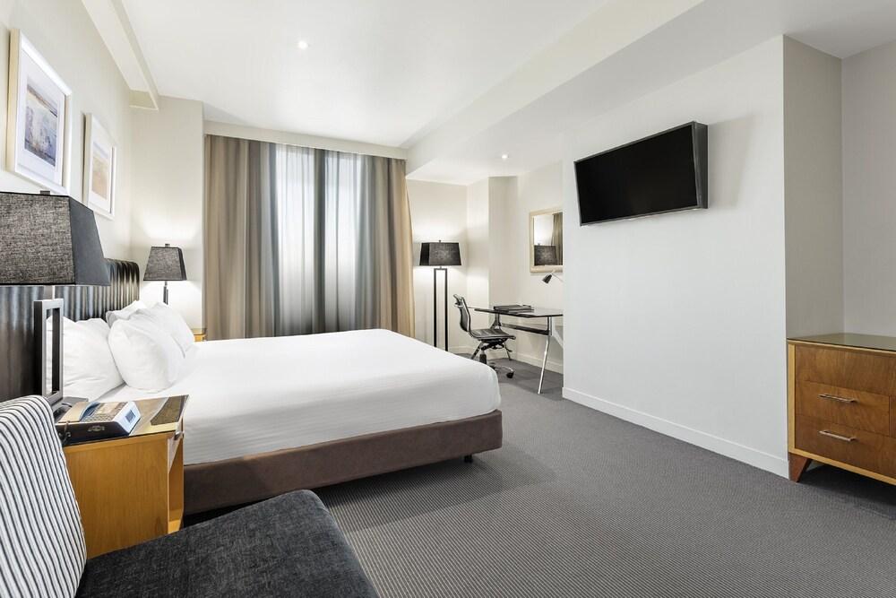 Flagstaff Gardens Hotel Melbourne (Formerly managed by Radisson) Room Type - Superior Room, 1 King Bed, Park View
