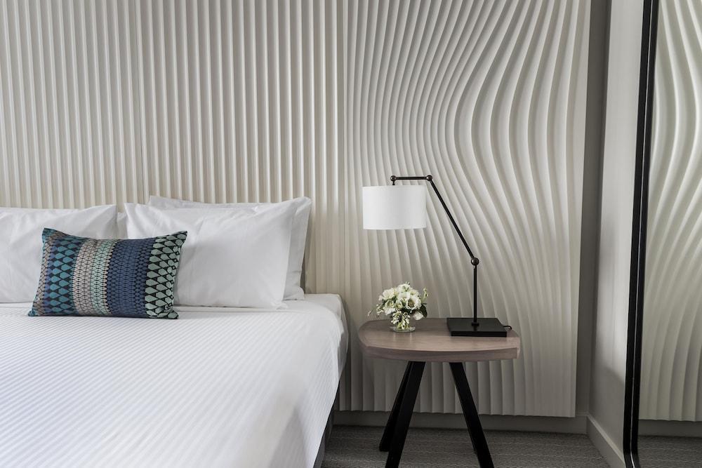 DoubleTree by Hilton Hotel Melbourne - Flinders Street Room Type - KING ACCESSIBLE GUEST ROOM