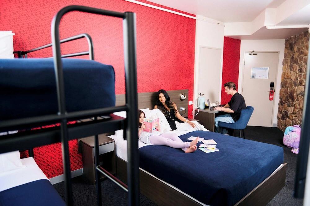 Space Hotel - Hostel Room Type - Family Ensuite Room