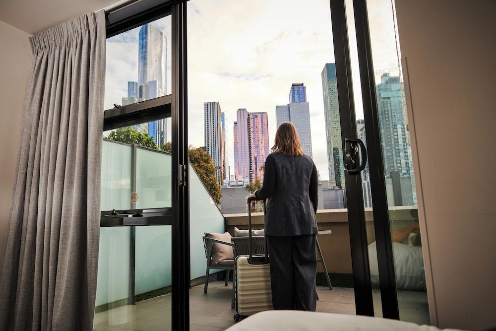 Space Hotel - Hostel Room Type - Queen Ensuite Room with Balcony and City View