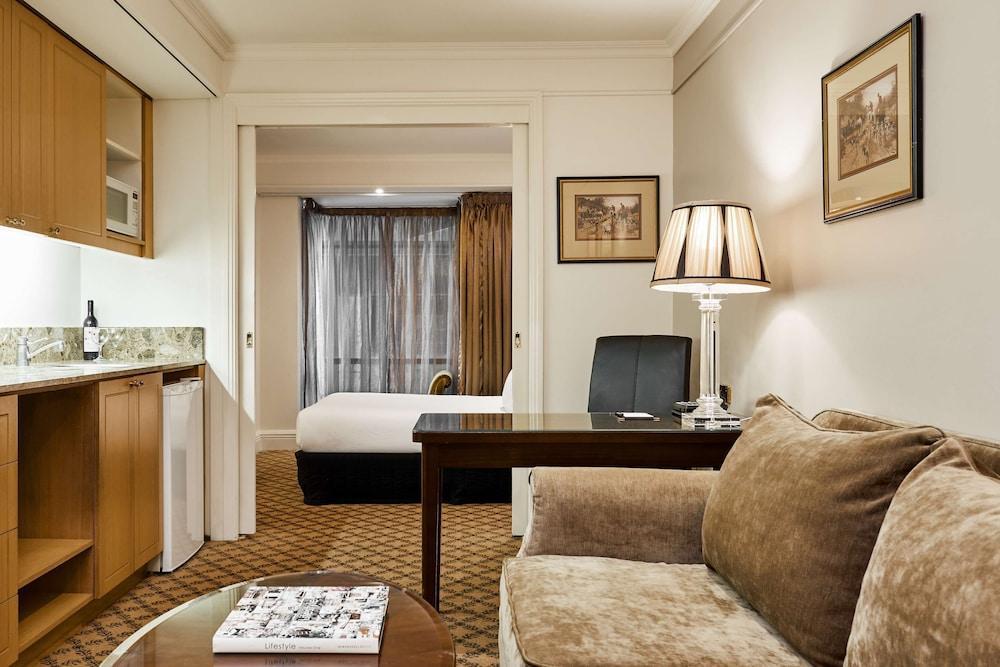 Stamford Plaza Melbourne Room Type - Queen Studio Suite with Single Spa Bath