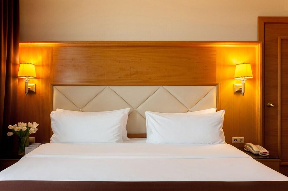 Hotel Milan - Tap to explore photos