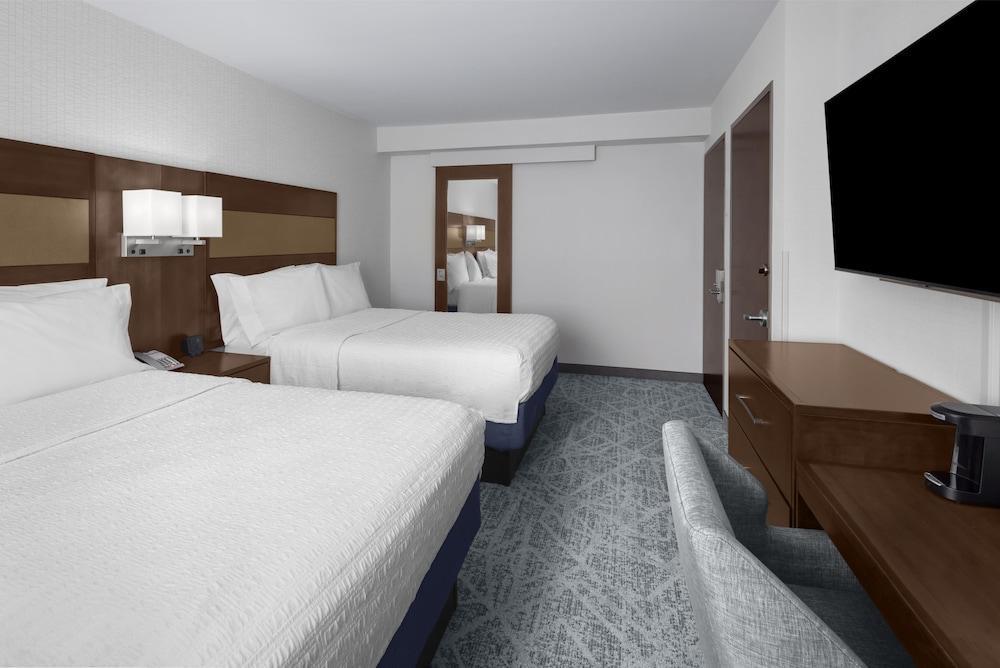 Hampton Inn by Hilton Manhattan Grand Central - Tap to explore photos