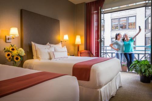 Hotel Giraffe by Library Hotel Collection Room Type - Quadruple Room with Balcony