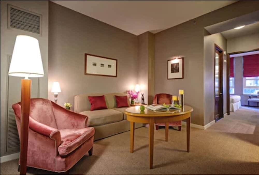 Hotel Giraffe by Library Hotel Collection Room Type - Classic Suite, 1 King Bed with Sofa bed
