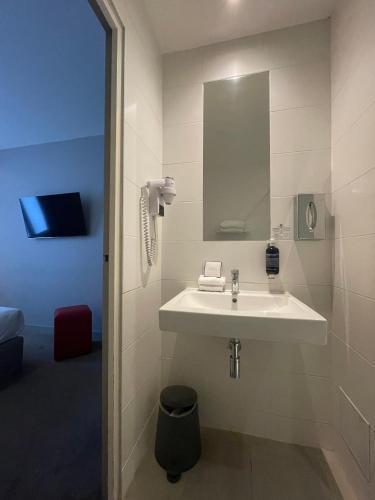Parici Hotel Boulogne Billancourt - Tap to explore photos