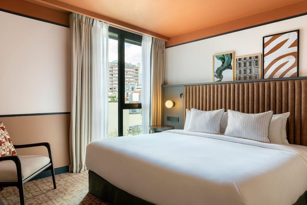 Le Parchamp, Paris Boulogne, a Tribute Portfolio Hotel Room Type - Deluxe Room, 1 King Bed, Courtyard View