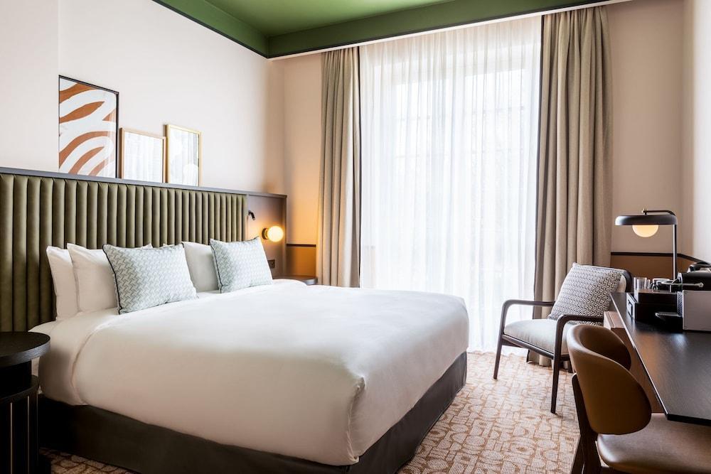 Le Parchamp, Paris Boulogne, a Tribute Portfolio Hotel Room Type - Deluxe Room, 1 King Bed