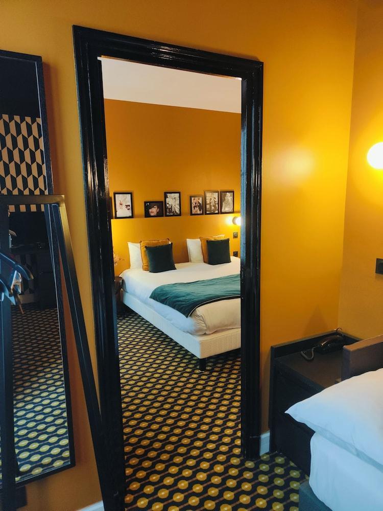 Hôtel Noir Room Type - Junior Suite (with 1 Double Bed and 1 single)