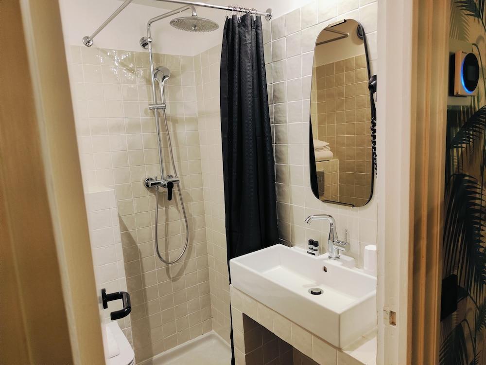 Hôtel Noir - Tap to explore photos