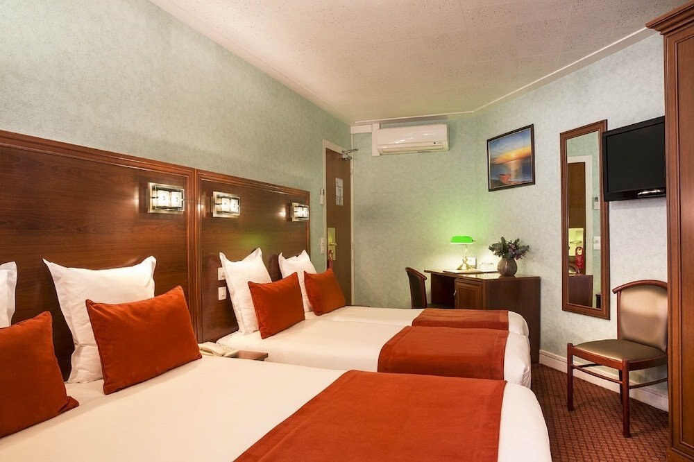 Hôtel Terminus Lyon Room Type - Comfort Quadruple Room (with shower) Hôtel Terminus Lyon Room Type - Comfort Quadruple Room (with shower)