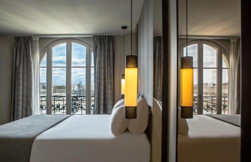 Hotel Flanelles Paris - Tap to explore photos
