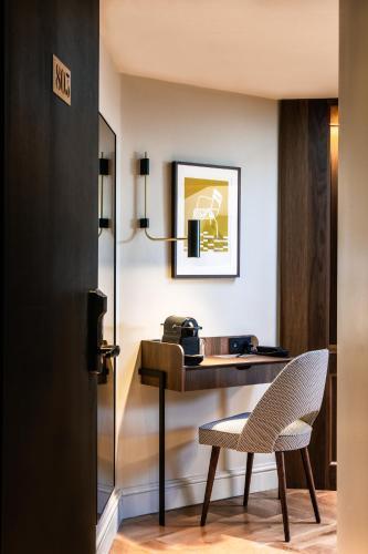 Hotel Flanelles Paris - Tap to explore photos